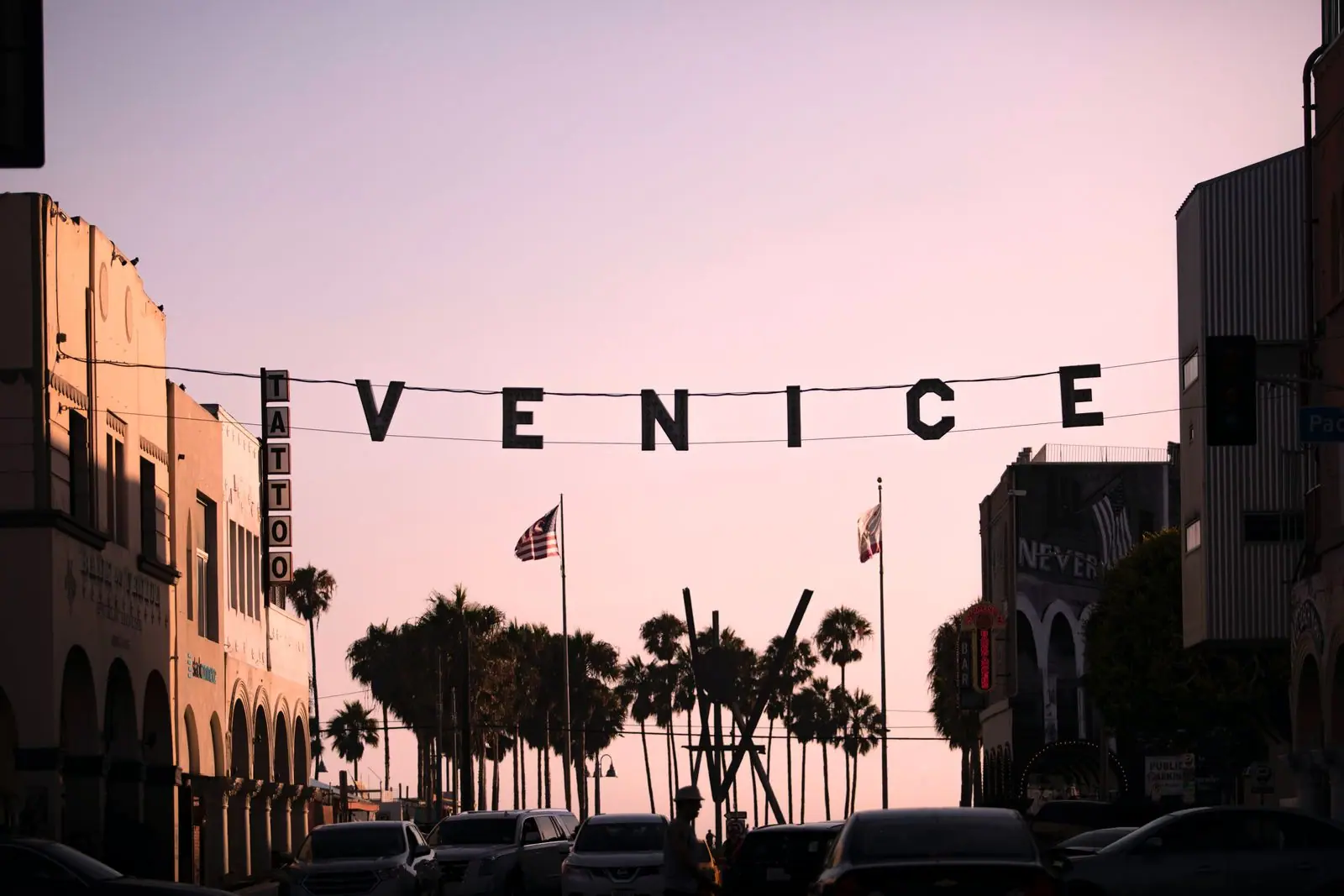 The venice beach boardwalk in L.A by Stephen Leonardi on Unsplash